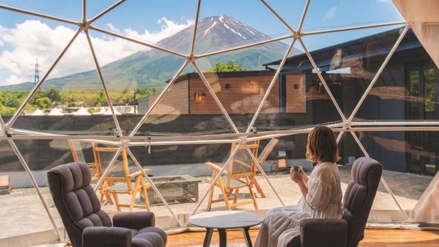 季節ごとに異なる表情を見せる富士山の絶景。客室の床位置を高く設計しているため、外からの視線を気にすることなく、大きな窓からドーンと広がる景色をリラックスして眺められます。
