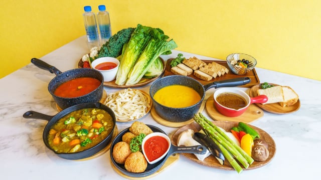 事前予約（有料）で変更可能な特別食のヴィーガンメニュー。旬の野菜をたっぷり使った彩り豊かなお食事も、全天候型の専用ダイニングで誰にも邪魔されずご自身のペースで味わえます。