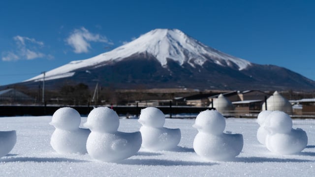 空気が澄み切った冬ならではの美しい絶景 。雪化粧をした大迫力の富士山を背景に、雪遊びなど季節感あふれる非日常のグランピング体験をお楽しみいただけます。