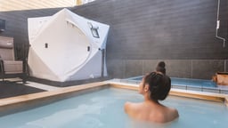 視線を遮る高い壁でプライバシーを確保した露天風呂。完全個室かつ水着着用のため、カップルやご家族皆様で一緒に入浴いただけます。
