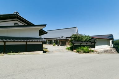 俵屋-大きな屋根の家-