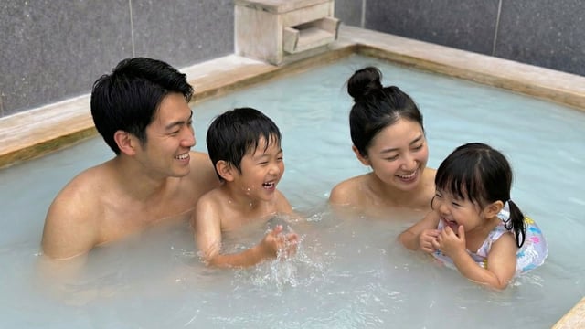 浮き輪や水遊び用ゴーグルの持ち込み大歓迎！水着着用で家族全員が一緒に入れる完全プライベートな露天風呂なので、旅行先でありがちな「パパかママのワンオペ入浴」の負担を回避できます。広々としたお風呂で、お子様と気兼ねなく笑顔あふれるバスタイムをお楽しみください。
