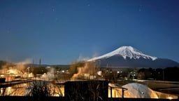 澄み切った夜空と大迫力の富士山。各棟から立ち上る露天風呂の湯けむりが、山中湖ならではの非日常のグランピングステイを演出します。