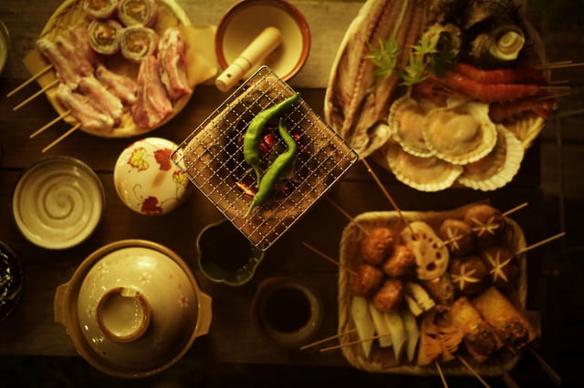 海鮮バーべーキューでは、勝浦の干物・魚貝・野菜の串焼き・土鍋たんたん麺が付いております。
