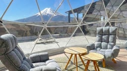テラスの目の前に広がる全室富士山ビュー！客室の床位置を高く設計しているため、外からの視線を気にせずカーテン全開で絶景を独り占めできます。