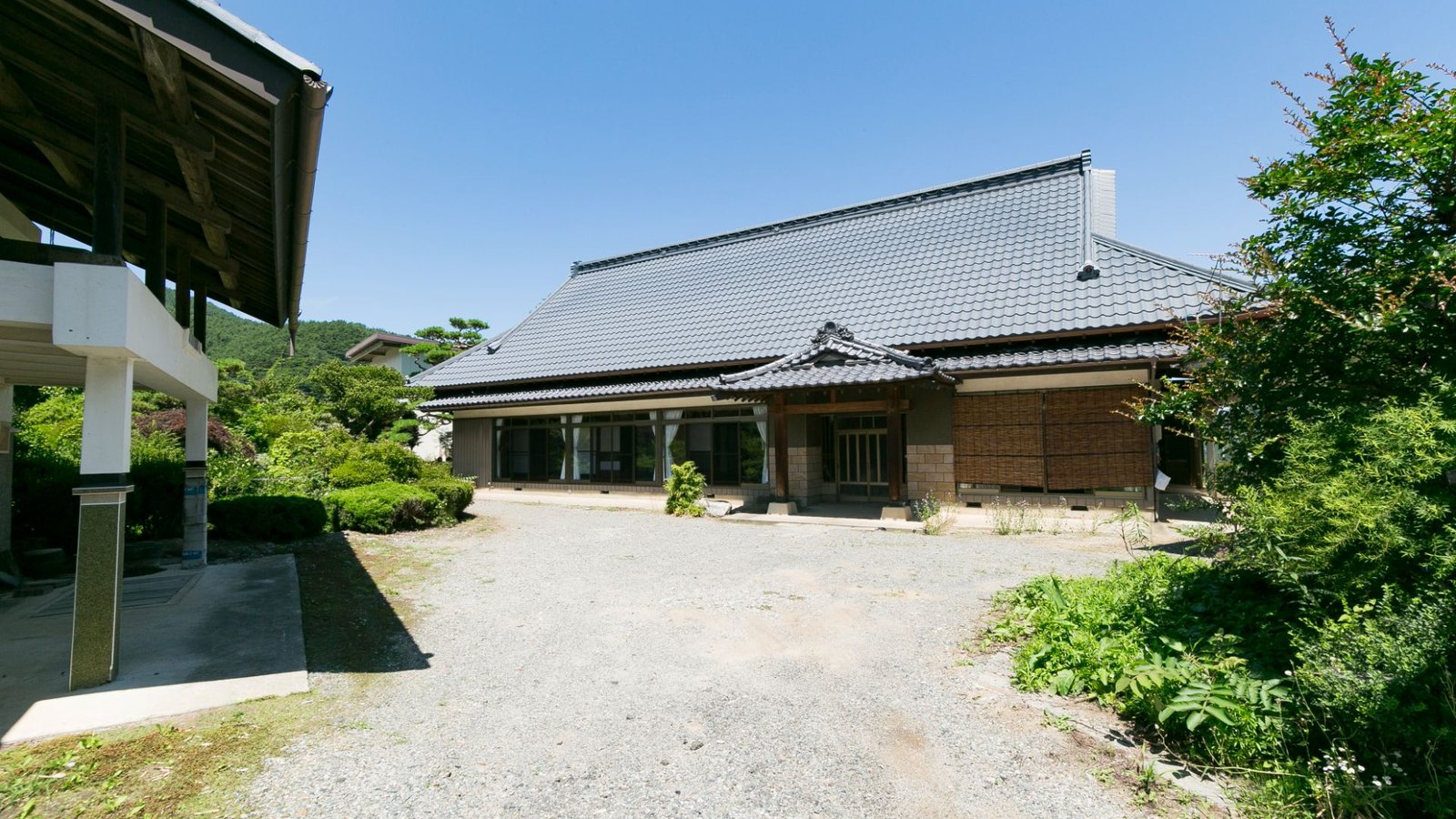 俵屋-大きな屋根の家-