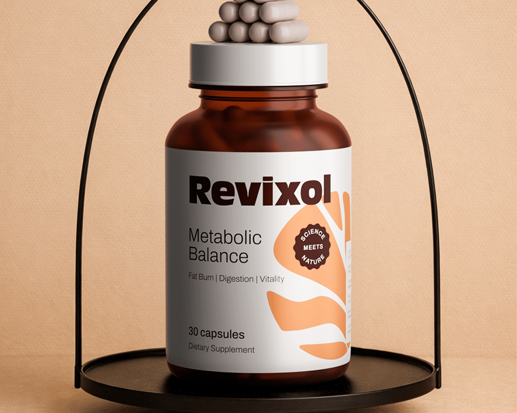Frau stellt sich auf eine Waage, um ihren Gewichtsverlust mit Revixol zu überprüfen