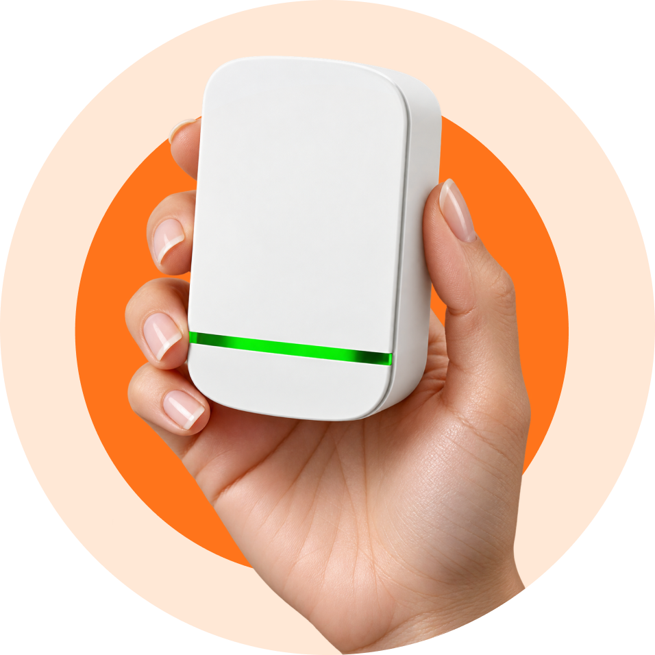 Hand holding the Wattimax device