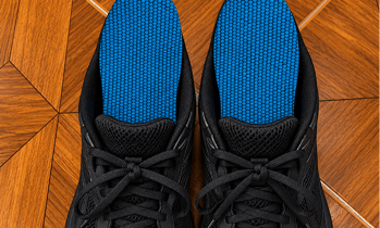 Semelles Mitisole bleues dans une paire de baskets noires
