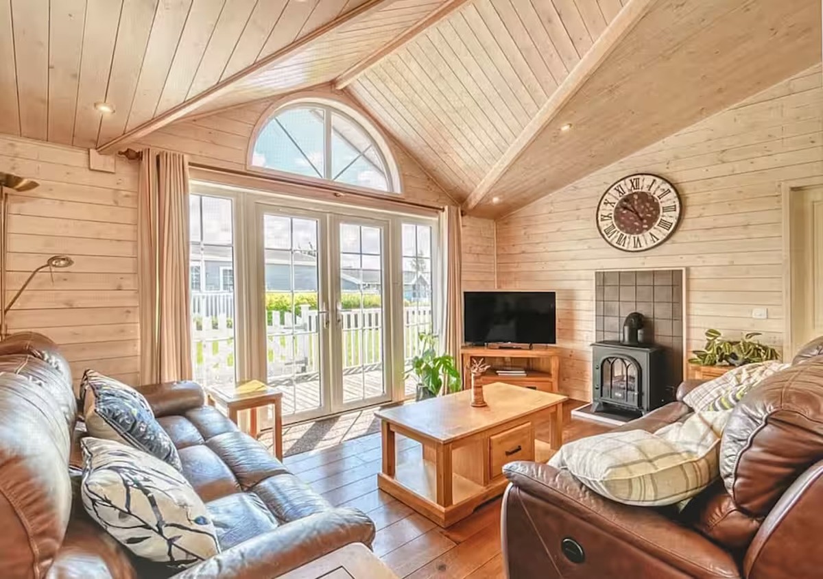 Laburnum Lodge, Mercia Marina — Three Rooms by the Water