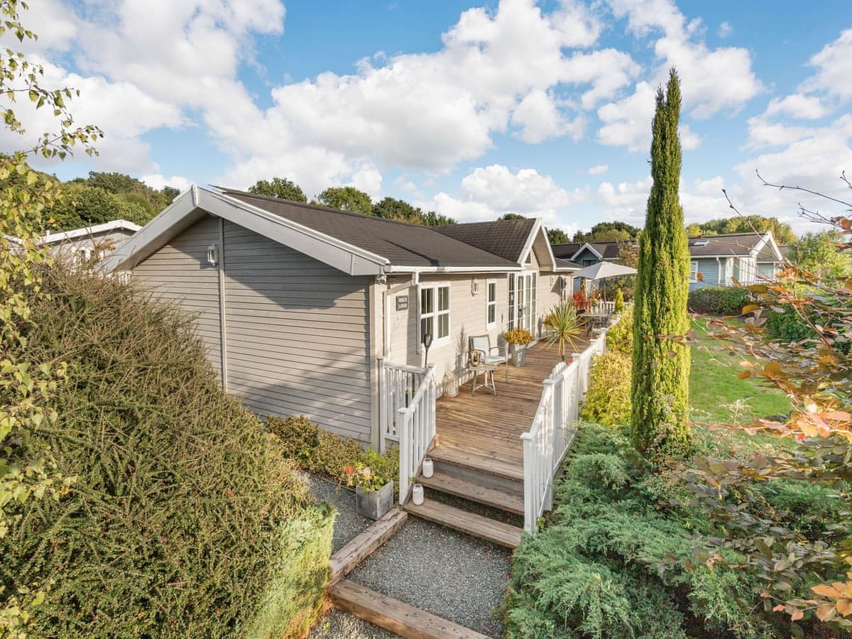 Beech Lodge, Mercia Marina Holiday Let — King Suites & Roll-Top Bath photo 1