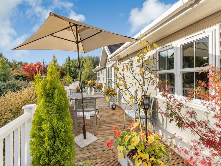 Beech Lodge, Mercia Marina Holiday Let — King Suites & Roll-Top Bath photo 4
