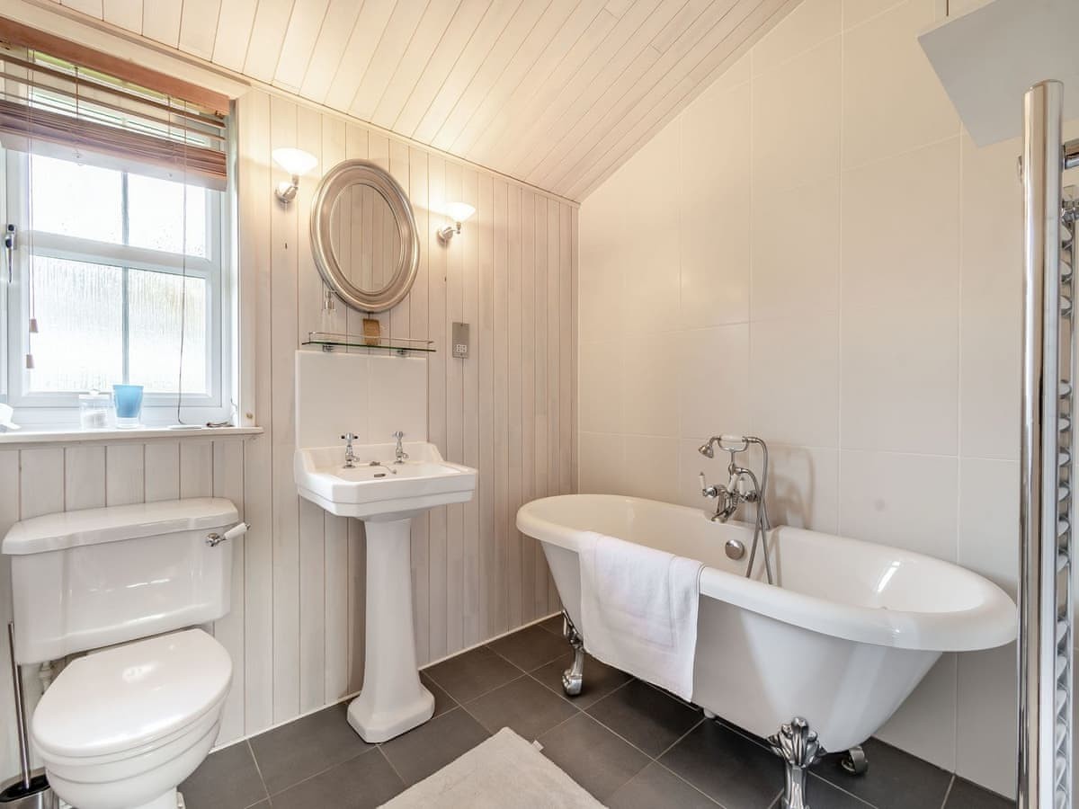 Beech Lodge, Mercia Marina Holiday Let — King Suites & Roll-Top Bath photo 24