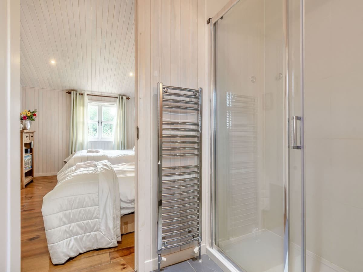 Beech Lodge, Mercia Marina Holiday Let — King Suites & Roll-Top Bath photo 33