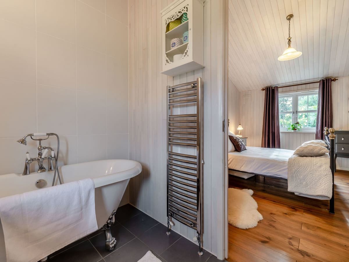 Beech Lodge, Mercia Marina Holiday Let — King Suites & Roll-Top Bath photo 23