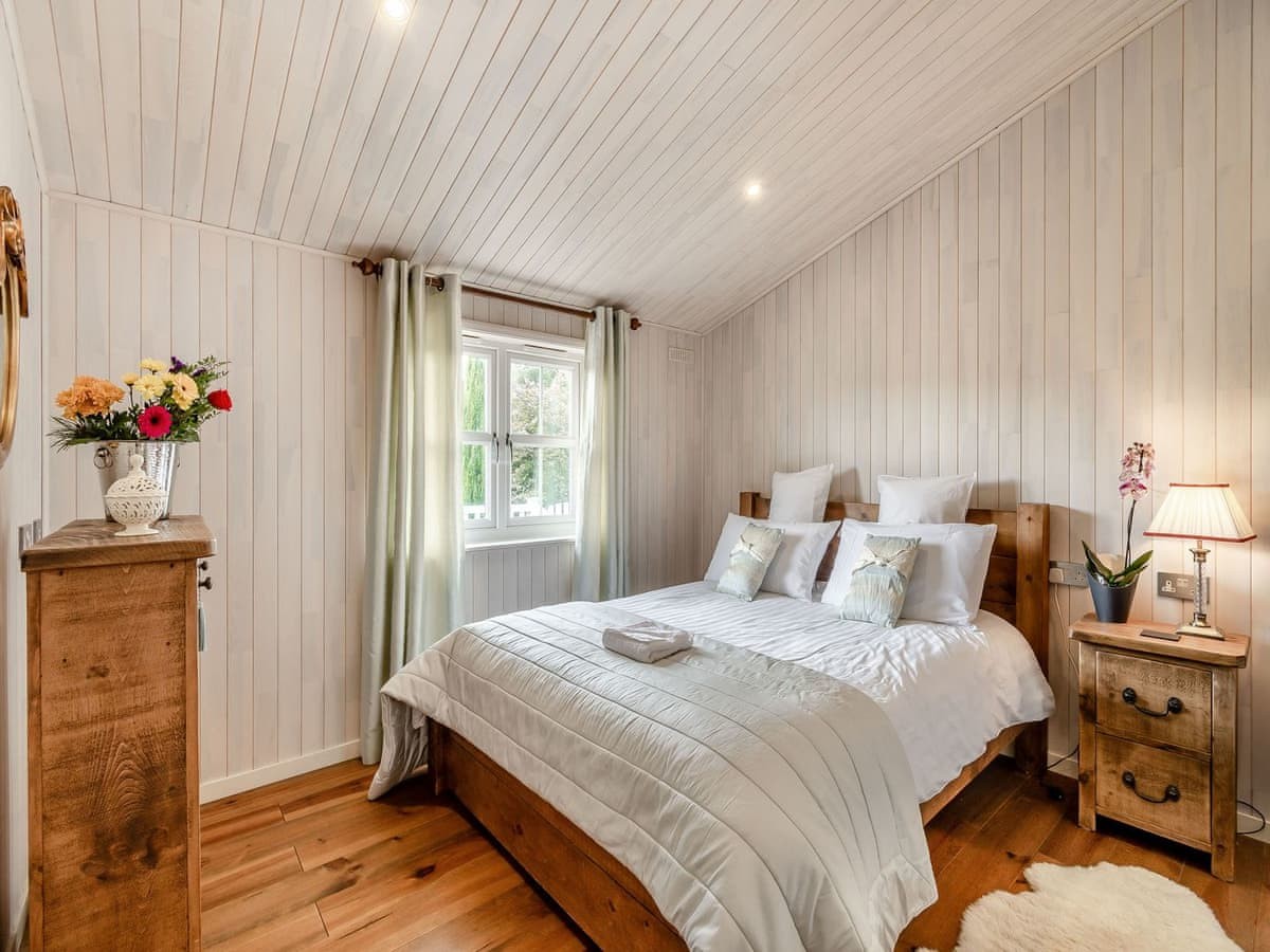 Beech Lodge, Mercia Marina Holiday Let — King Suites & Roll-Top Bath photo 30