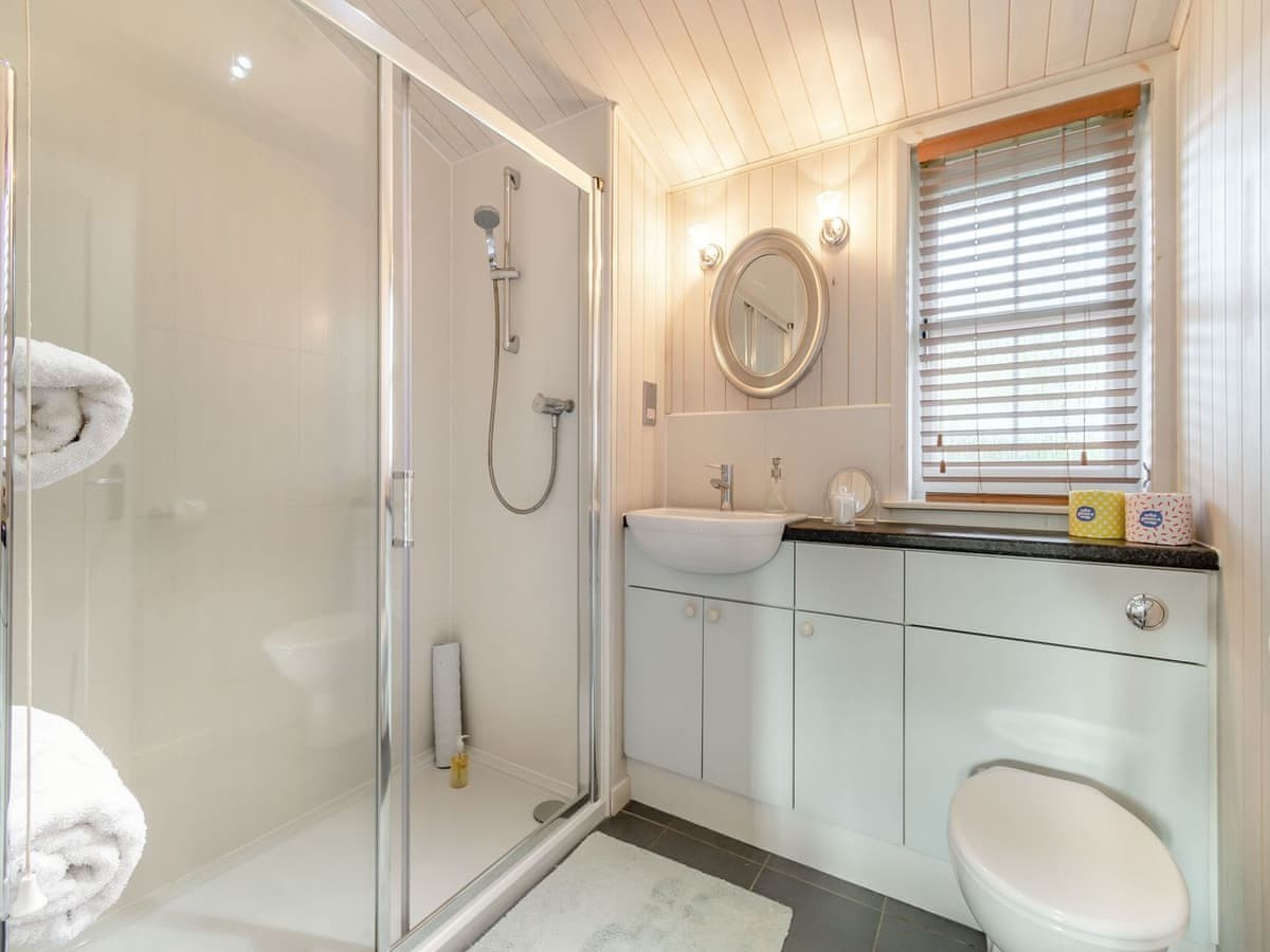 Beech Lodge, Mercia Marina Holiday Let — King Suites & Roll-Top Bath photo 34