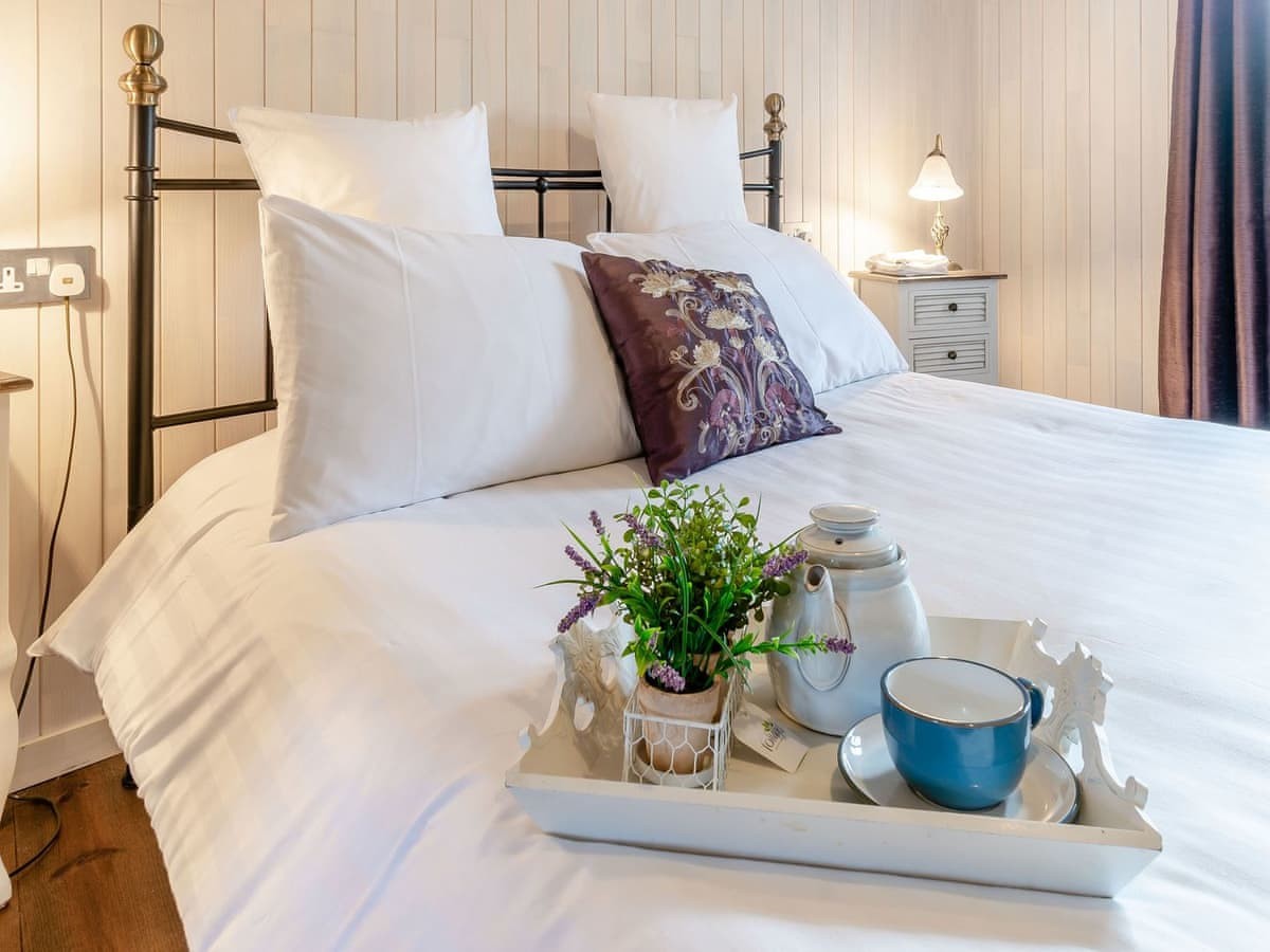 Beech Lodge, Mercia Marina Holiday Let — King Suites & Roll-Top Bath photo 16