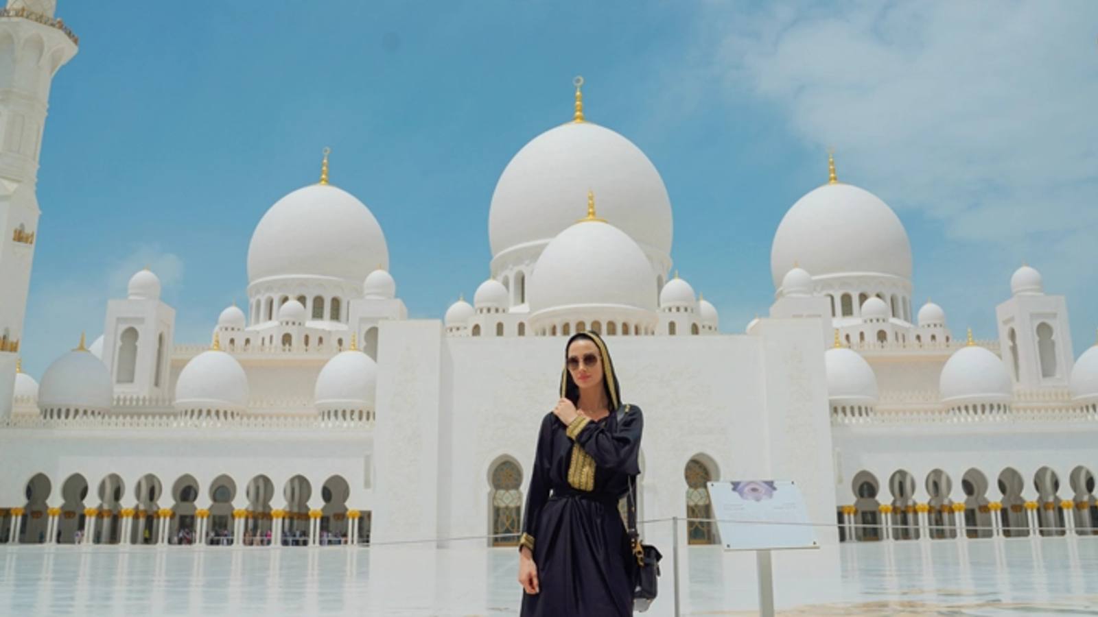 From Dubai: Abu Dhabi Grand Mosque & Louvre Museum Full-Day