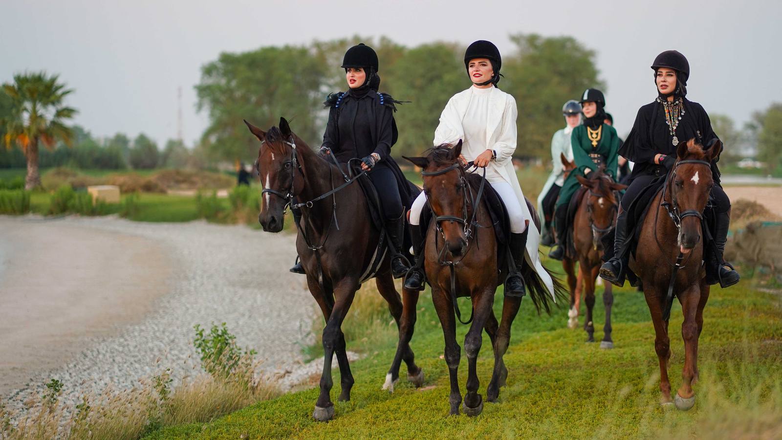 Dubai: Al Marmoom Oasis Horse Riding Experience with BBQ Dinner 