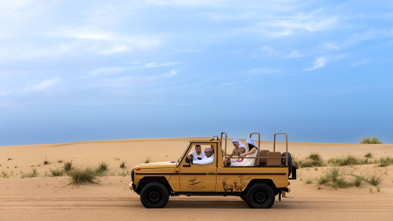 Dubai: Morning Heritage Safari in Vintage G-Class & Bedouin Breakfast at Al Marmoom 