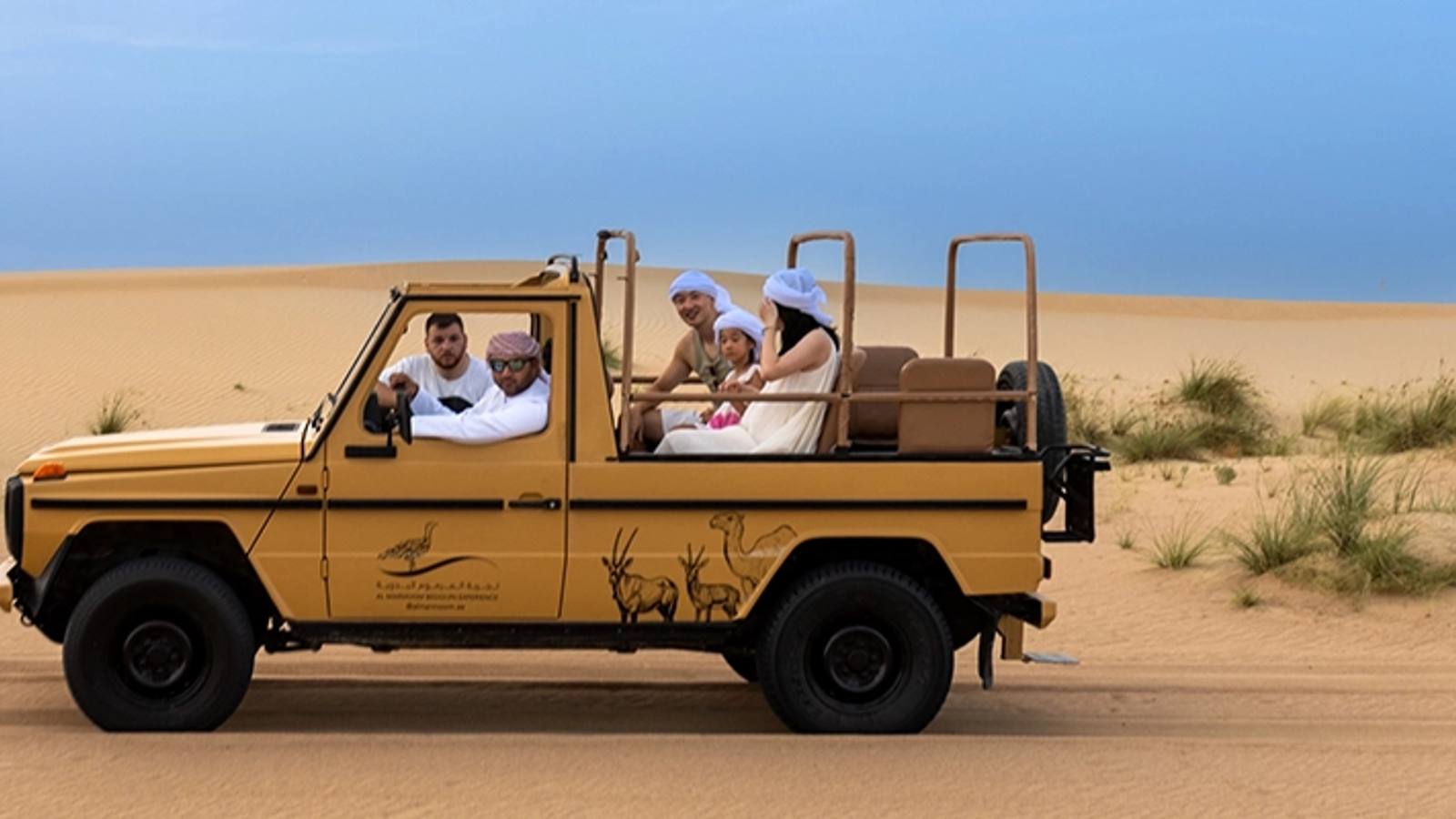 Dubai: Morning Heritage Safari in Vintage G-Class & Bedouin Breakfast at Al Marmoom 