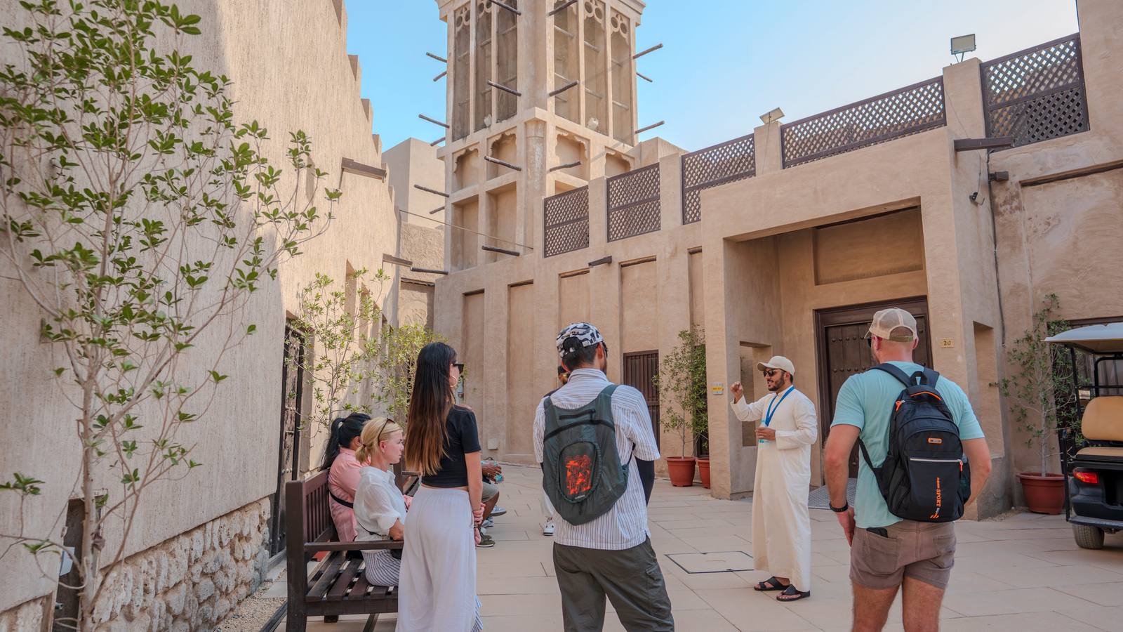Dubai: Al Fahidi Guided Walking Tour with Street Food Delights