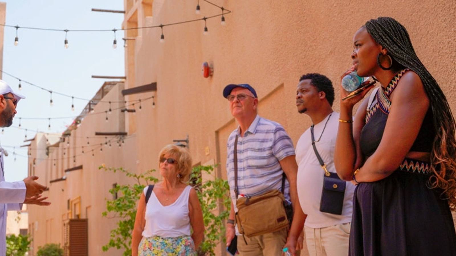 Dubai: Al Fahidi Guided Walking Tour with Street Food Delights