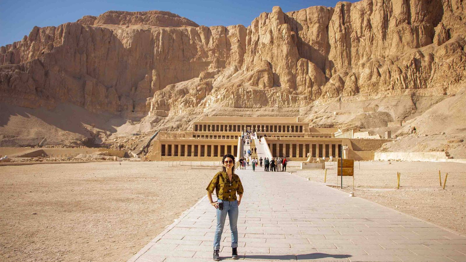 From Luxor: Guided Tour to East or West Banks with Lunch
