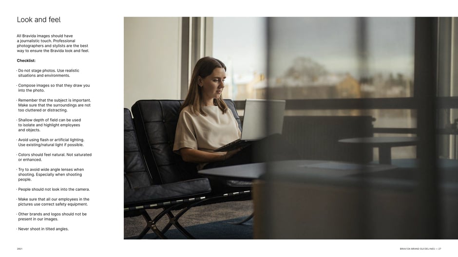 Defines the photographic style as journalistic and realistic: avoid staging