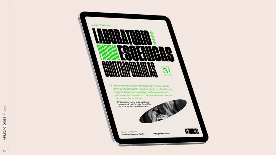 Maqueta de flyer aplicada en tablet