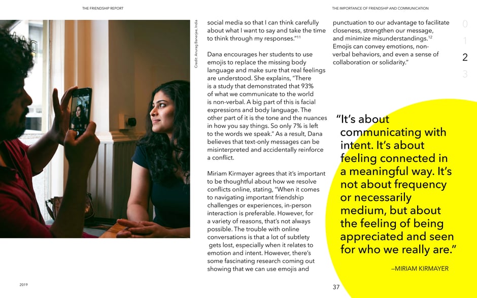 Emojis and non‑verbal cues replace missing body language