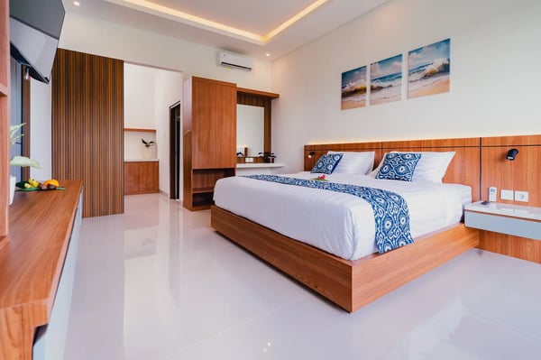Deluxe-Pool-View-Room-1