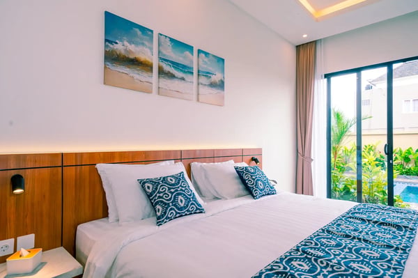 Deluxe-Pool-View-Room-2-1