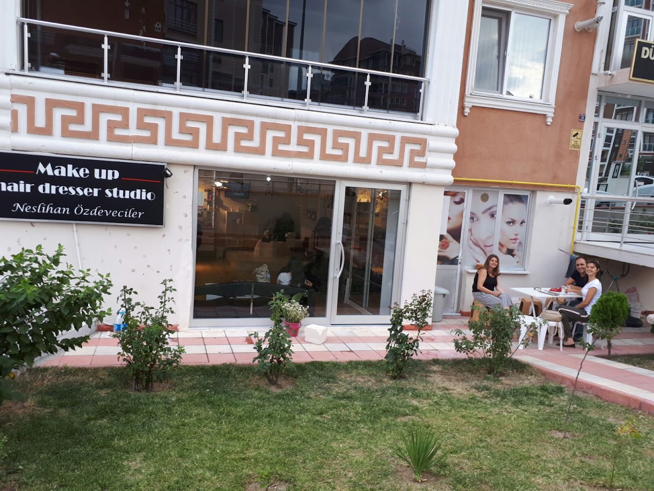 Make Up Hair Dresser Studio