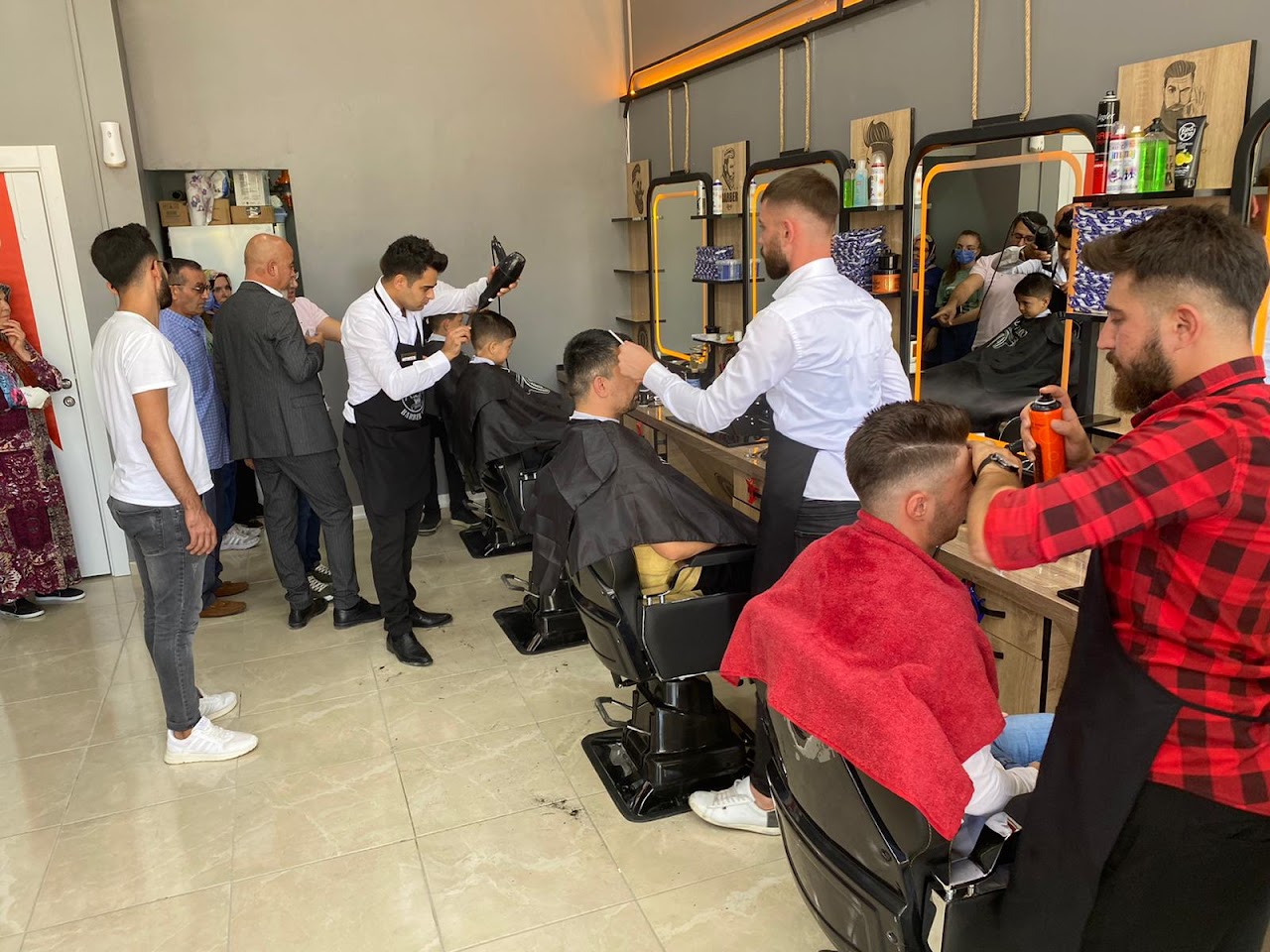 SALOON MAKAS