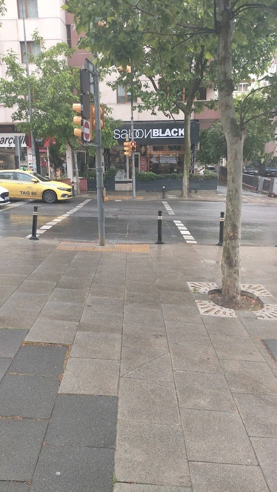 Saloon Black