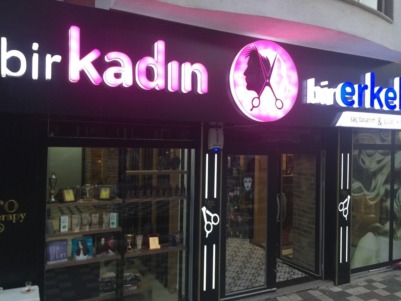 Bir kadın bir erkek bay bayan kuaför güzellik salonu