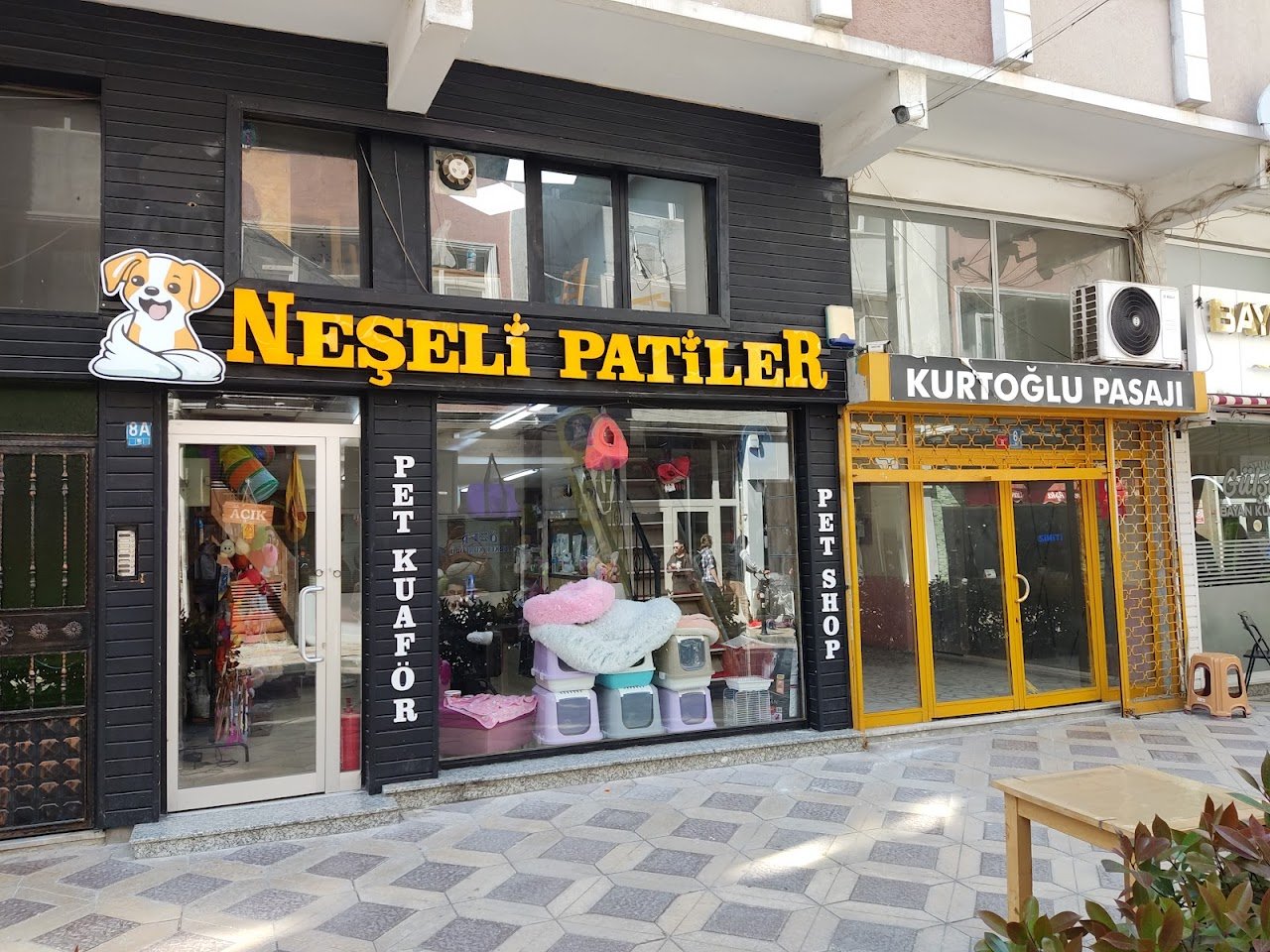 Neşeli Patiler Pet Kuaför & Pet Shop