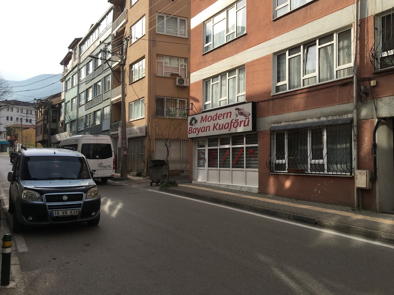 Modern Bayan Kuaförü