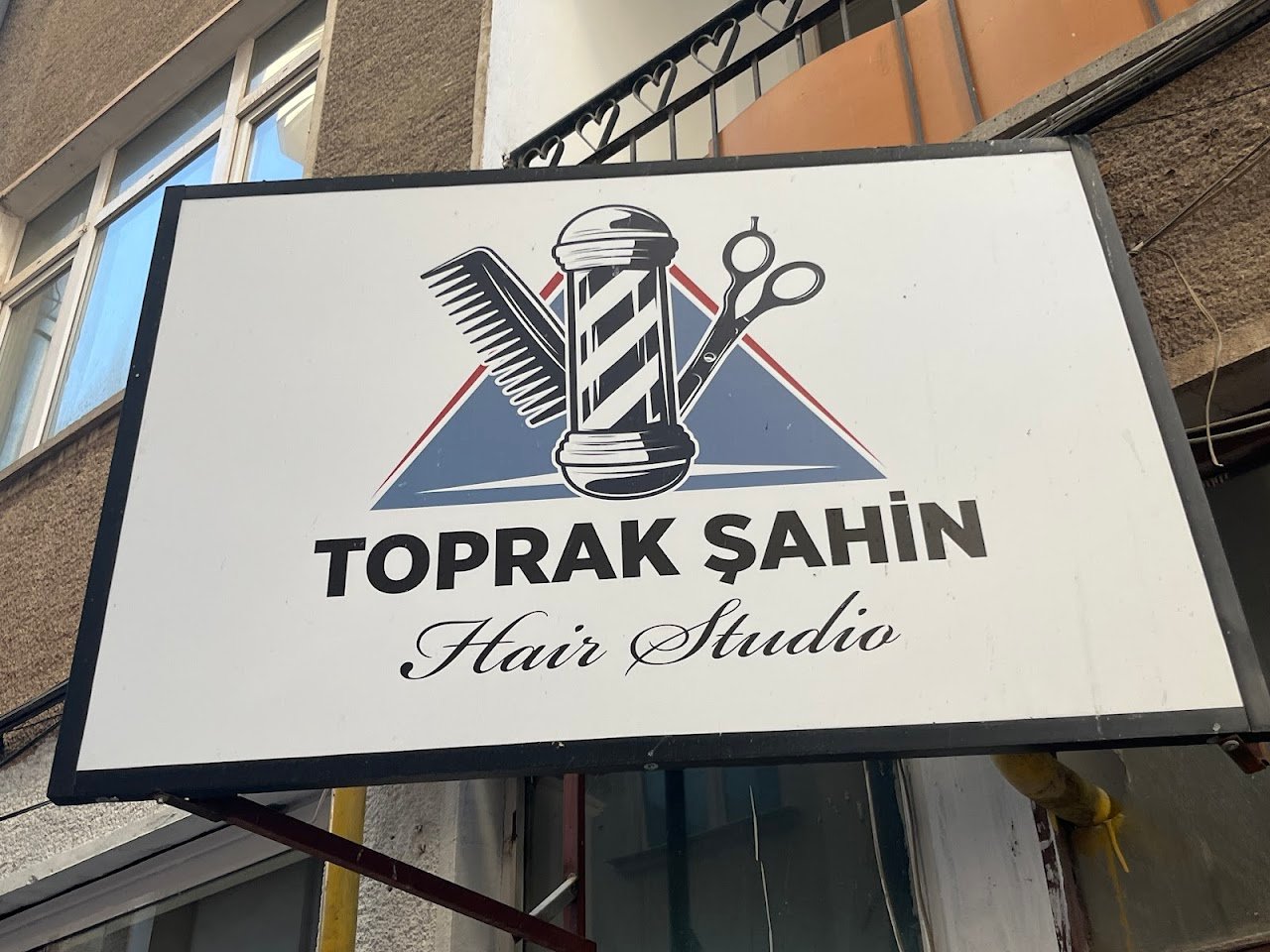 Toprak şahin erkek kuaförü