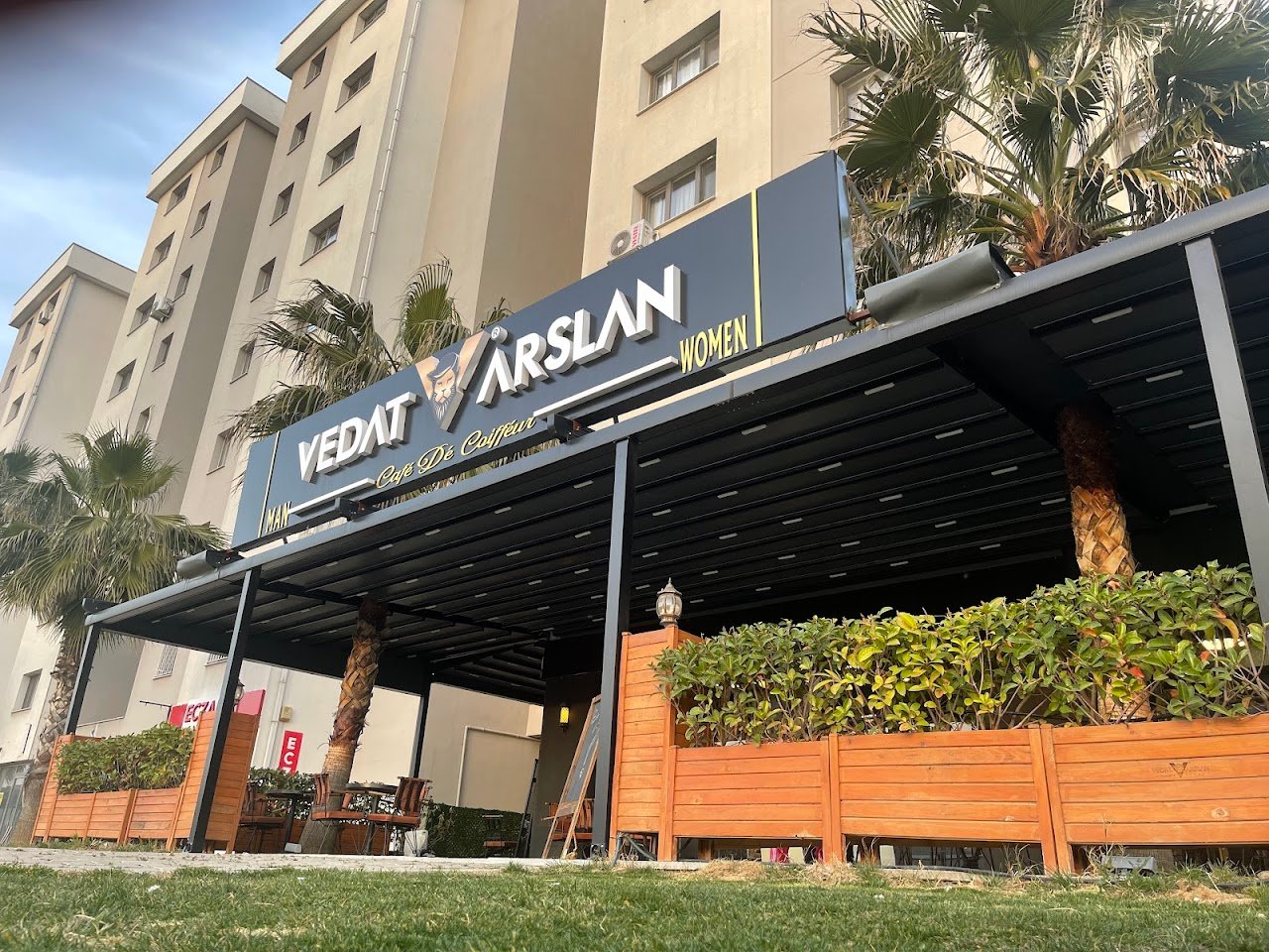 Vedat Arslan Cafe De Coiffeur( Berber/Kuaför/Cafe )