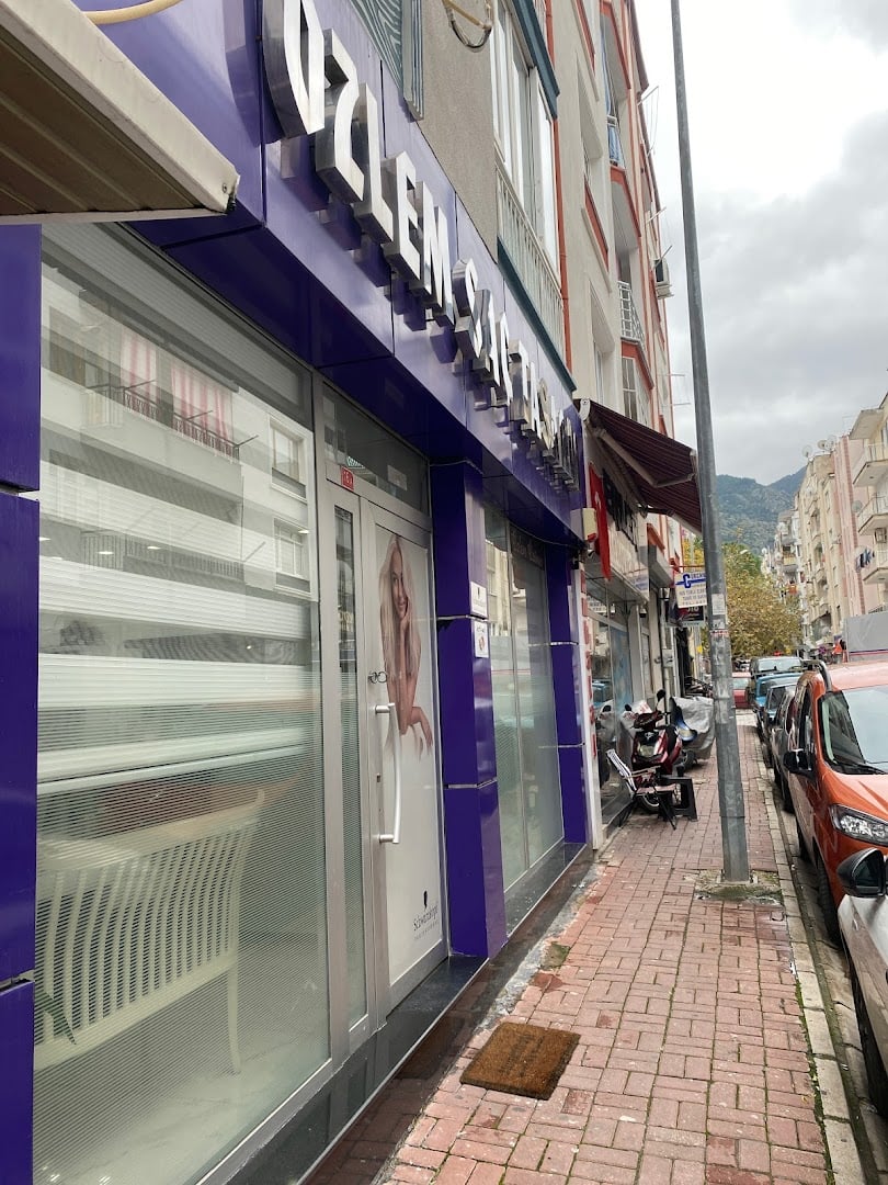Özge Özüner Hair & Makeup Studio