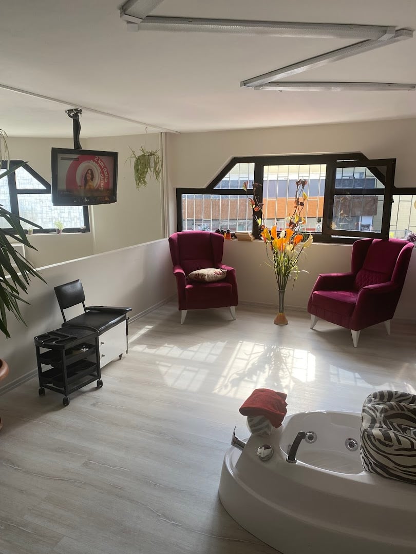 Saloon Toprak