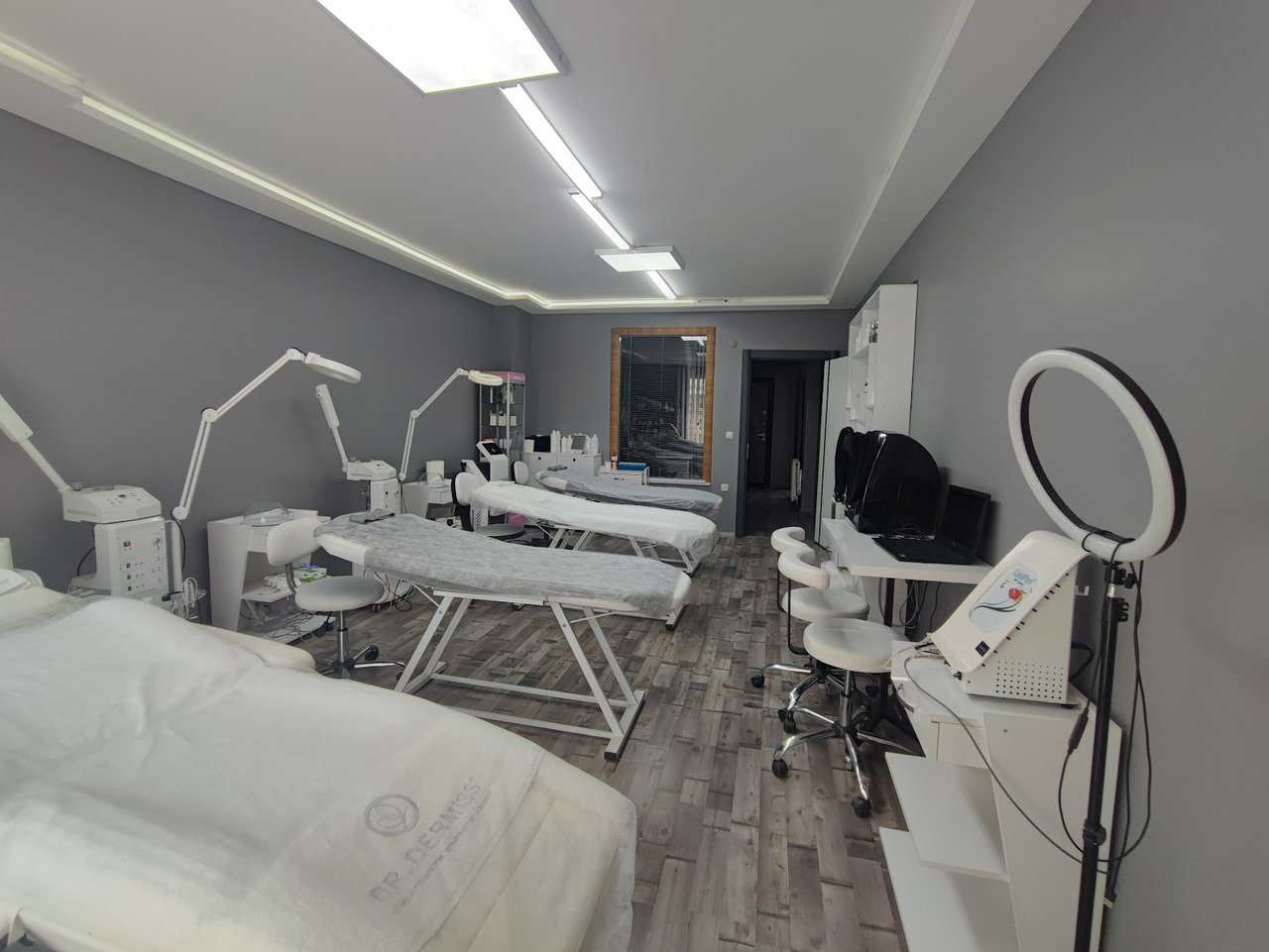 Ateş Yakşi Cilt Bakım Enstitüsü ve Güzellik Salonu