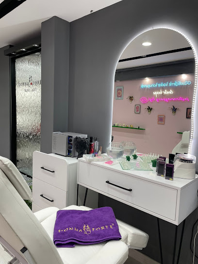 Donna Forte Nail Art