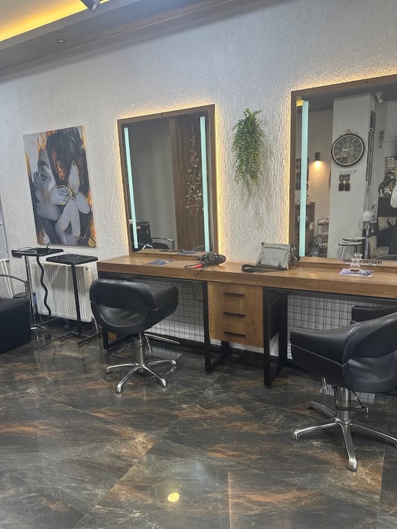Saloon Özer Özel