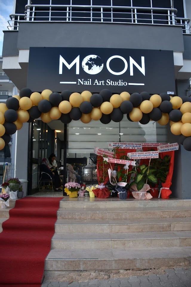 Moon Nail Art Studio