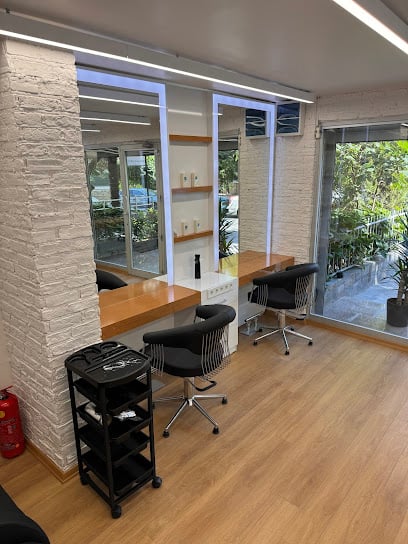 Bond Hair Desing Studio