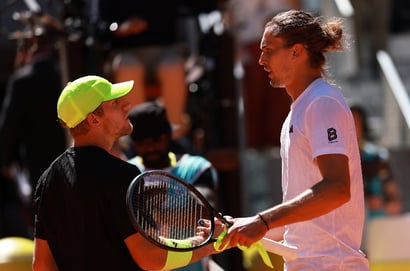 Alexander Zverev Alejandro Davidovich Fokina hands